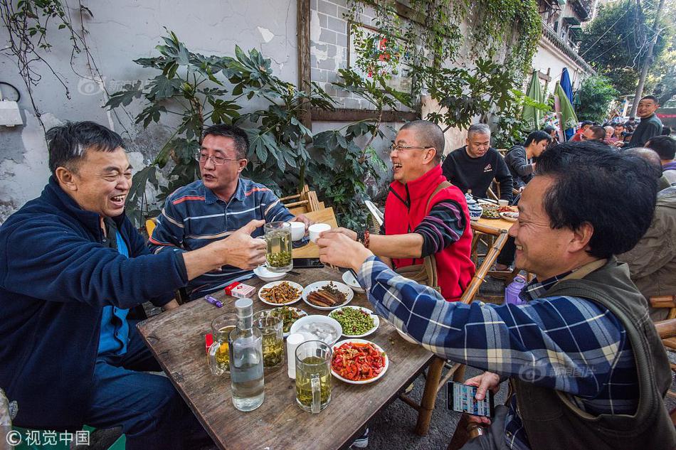 行李箱砸向老人一瞬間 小伙一把截住
