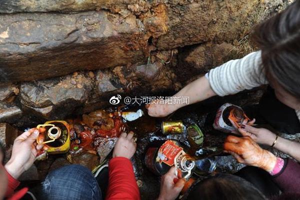 湖北民眾省道上趟水摸魚