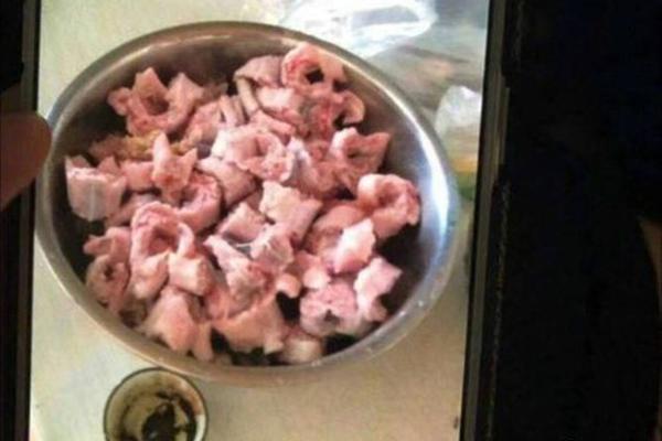湖北民眾省道上趟水摸魚