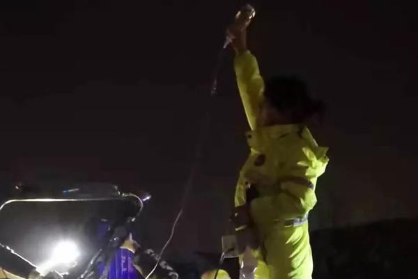 上戲女學生被外國老師遺棄攜子鬧場 官方回應：即興表演