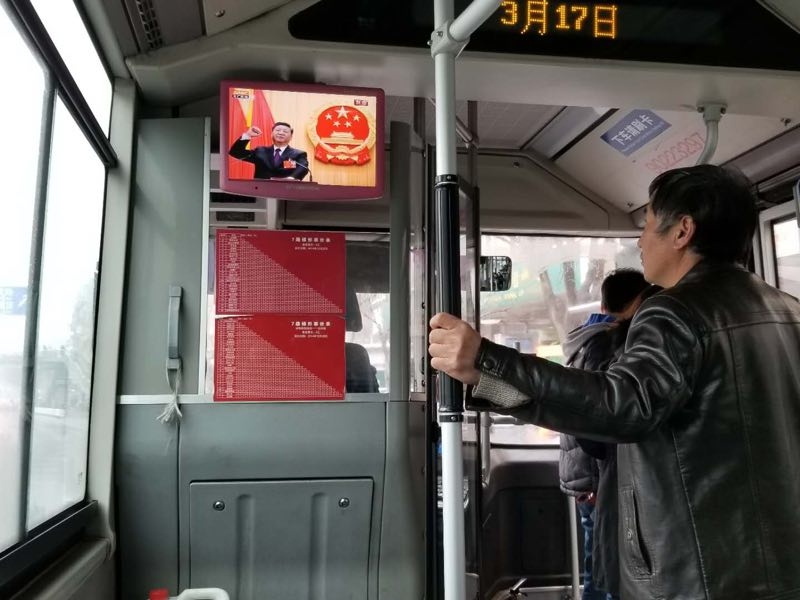 為了姐姐，她被迫認個老太監為父