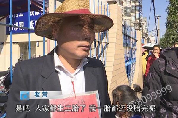 她被男私生飯跟蹤5年，每次回頭都能看到他的人影…