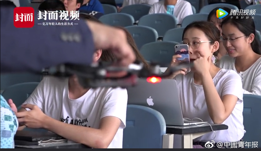 她被男私生飯跟蹤5年，每次回頭都能看到他的人影…