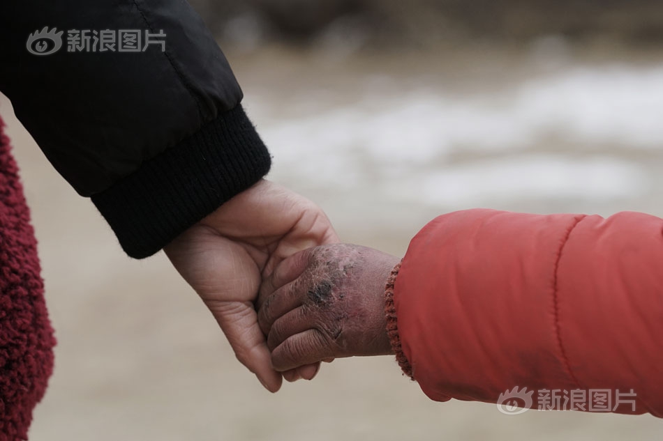 為了姐姐，她被迫認個老太監為父