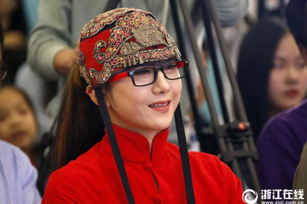 迷路老人接通老伴電話大哭:沒你沒法過