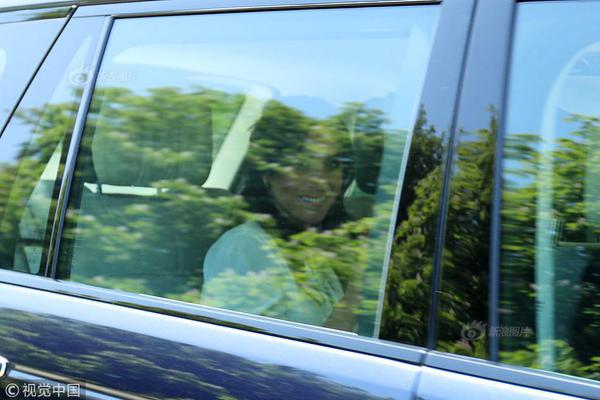 金毛直立行走爬樓梯引爭議 網友：主人太無知