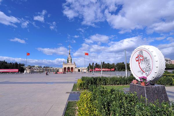 鳳姐懟周立波一文不值、沒文化！