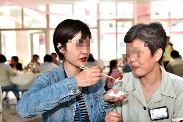 章子怡帶女兒去農(nóng)場(chǎng) 醒寶生吃胡蘿卜表情一言難盡