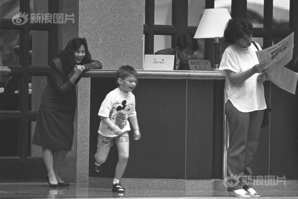 妮可·基德曼金發白裙 一顰一笑高貴典雅