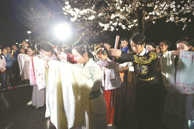 太拼了！新疆隊(duì)長(zhǎng)門牙錯(cuò)位 或面臨換牙仍選擇戰(zhàn)斗到底