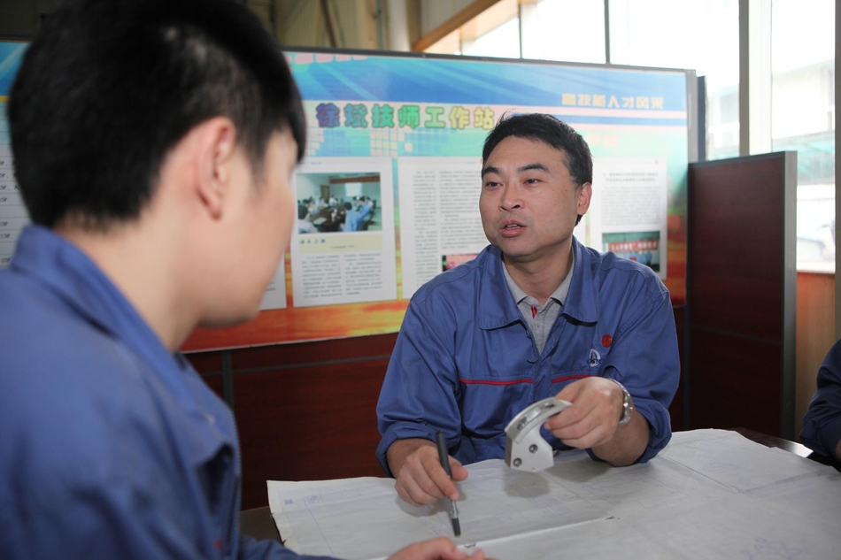 秦俊杰闞清子諜戰(zhàn)劇《信仰》開機(jī)，秦俊杰為戲?qū)W習(xí)洗膠片