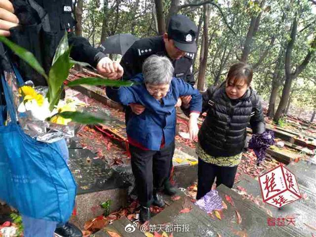 小兩口，大路不走走小路，結(jié)果迷路了