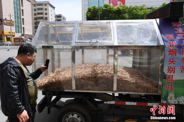 爆笑！花臂老爸給女兒換尿布