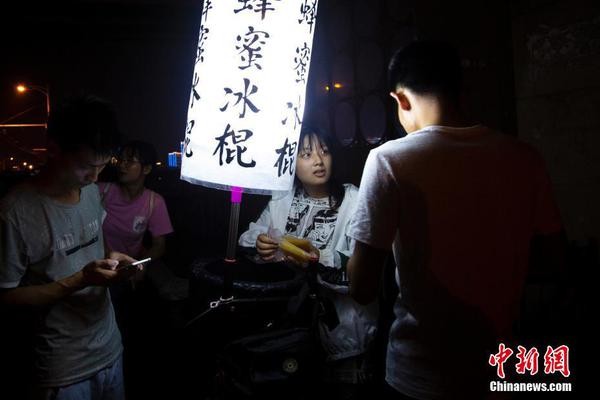 媽媽買飯把2歲兒子綁床上，問其原因哭著說：怕摔下來