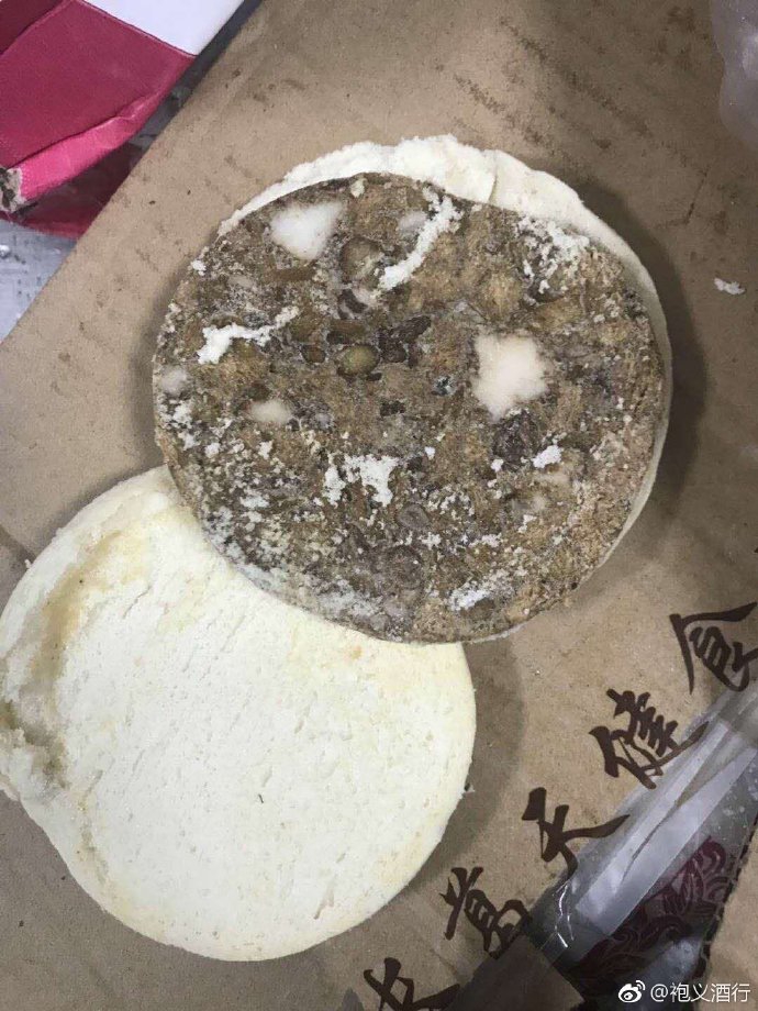 媽媽買飯把2歲兒子綁床上，問其原因哭著說：怕摔下來