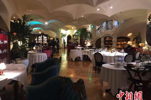 沈夢辰穿上婚紗了！！關曉彤這次的紅毯裙我無法吐槽