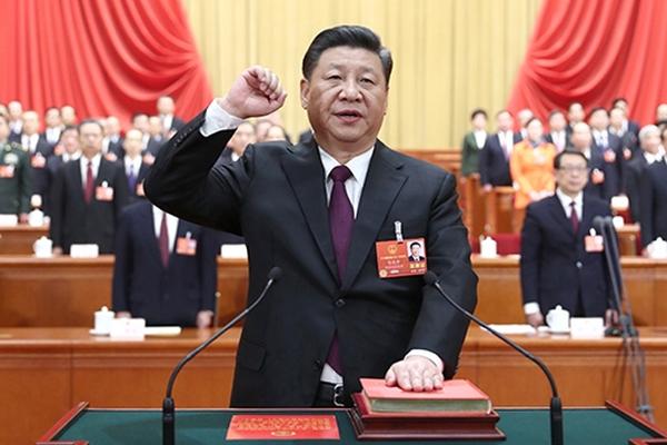 嚴屹寬帶家人節前出游 小肉肉看天安門認真專注