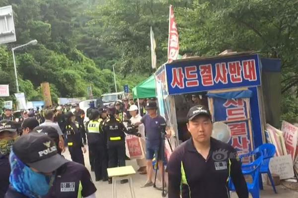 實(shí)拍男模走秀踩鞋帶摔倒身亡 觀眾以為在表演