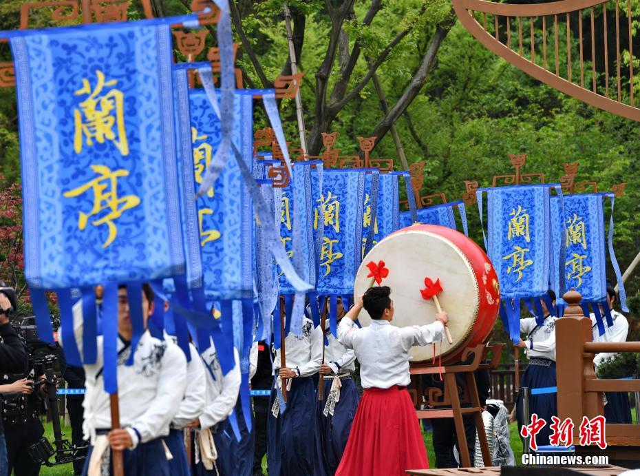 周杰倫巡演陪岳父逛古董市集 大吃美食情同父子