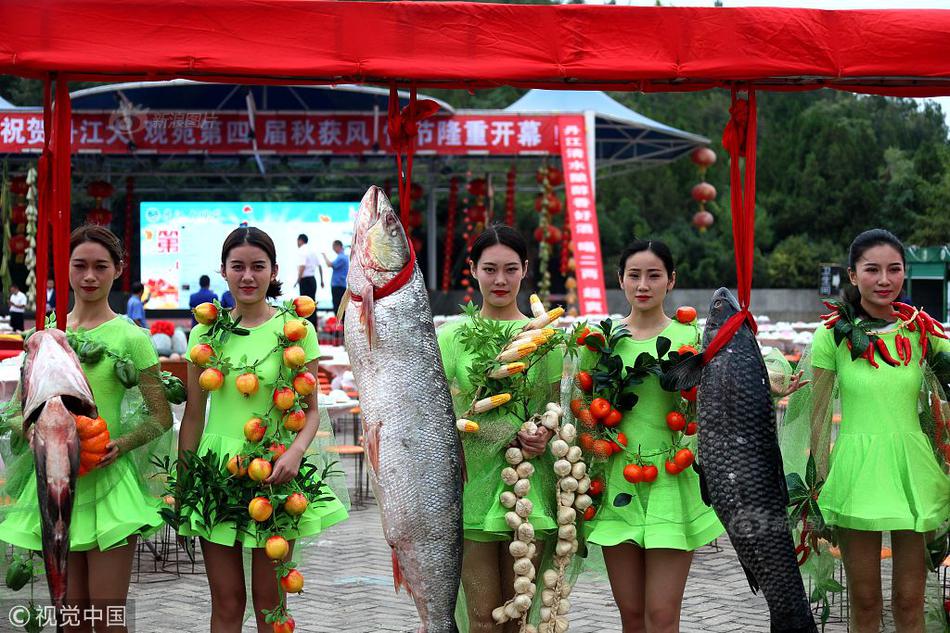 郭晶晶三兒女萌照 哥哥照顧妹妹