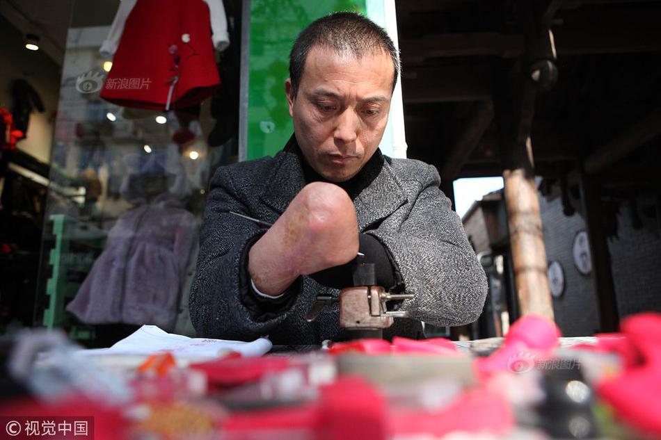 妮可·基德曼金發白裙 一顰一笑高貴典雅