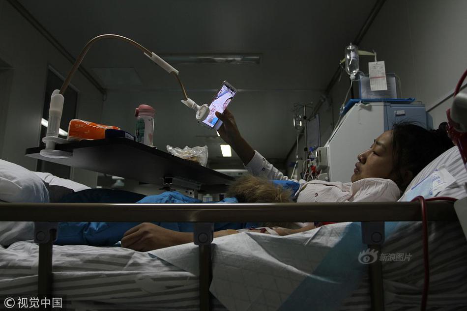 朱丹偏頭痛犯了，一歲半女兒摸著額頭叮囑媽媽吃藥好暖心