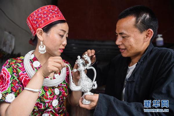 王思聰緋聞女友周潔瓊素顏現身 見粉絲露笑