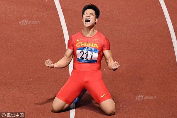 男子誤信黃牛坐錯大巴 拉拽司機方向盤致車輛失控