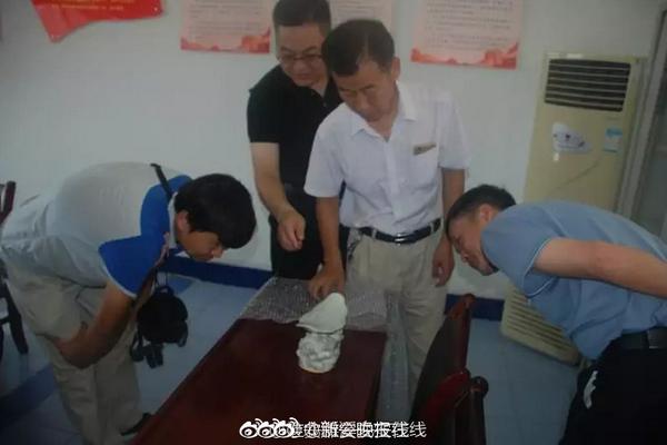 賺了2個億，雷軍履約送拉卡拉創始人一千克金磚