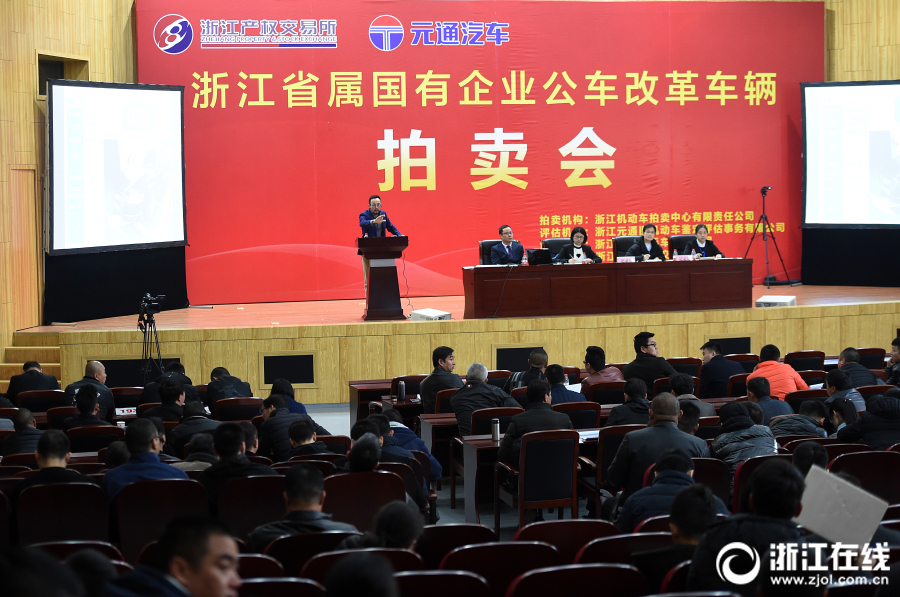 大貨車失控撞毀BRT站臺(tái) 工作人員驚險(xiǎn)逃生