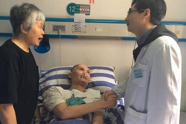 奔馳4S店員工試車撞人 車主