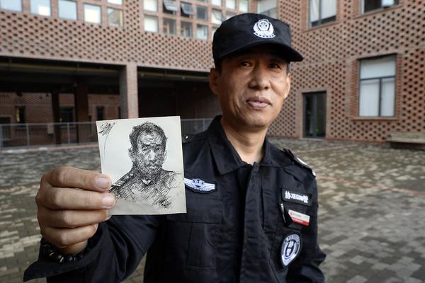 澳洲一大樹“哭泣”引百人膜拜 水務公司：水管...