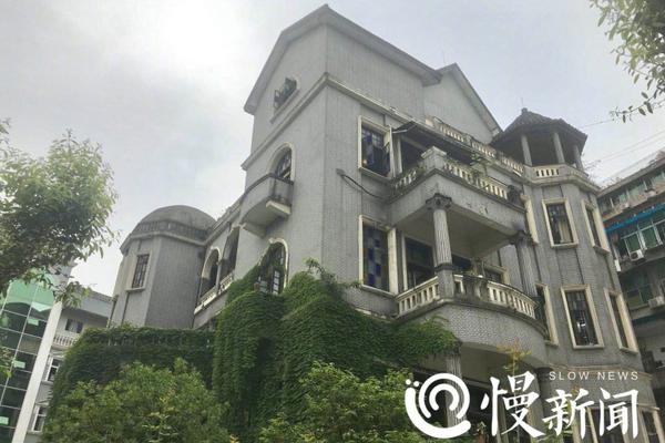 倪妮嘟嘴賣萌霸氣舉槍 和張震親密互動