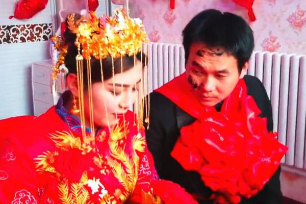 倪妮嘟嘴賣萌霸氣舉槍 和張震親密互動