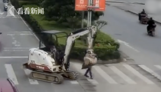 實拍：城管粗暴鏟翻老太菜攤