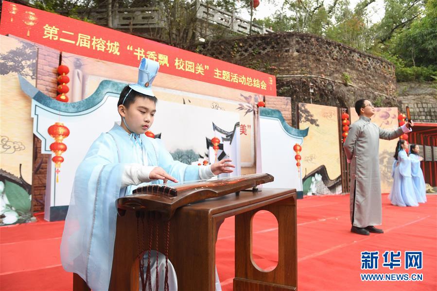 航母奶媽呼倫湖號大型補給艦現身大連，與國產航母首次同框