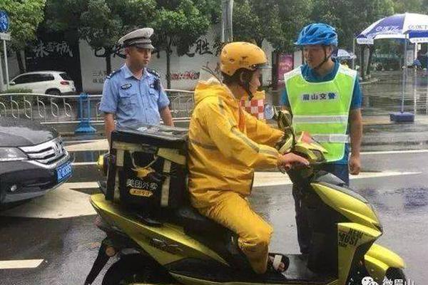 地下排污管發(fā)生爆炸 路面崩飛殃及過路人