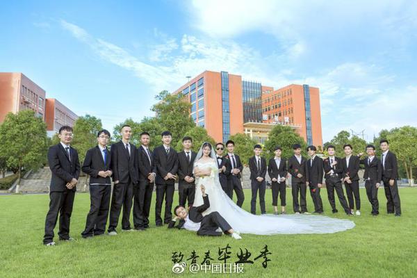張丹峰風波后洪欣首現身 全程帶笑