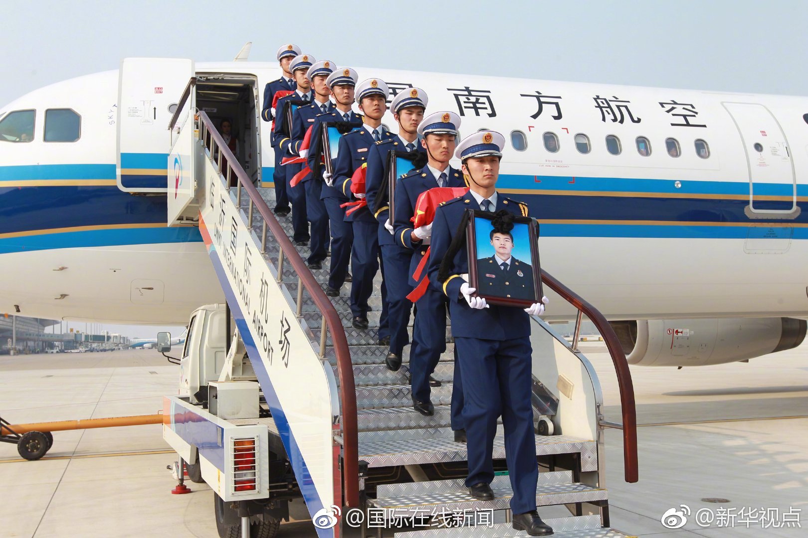 黃景瑜出席活動 黑色套裝利落帥氣