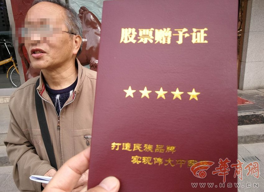 大學(xué)生手繪百米畫卷致敬五四