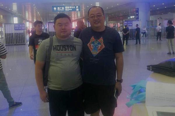 澳洲一大樹“哭泣”引百人膜拜 水務公司：水管...