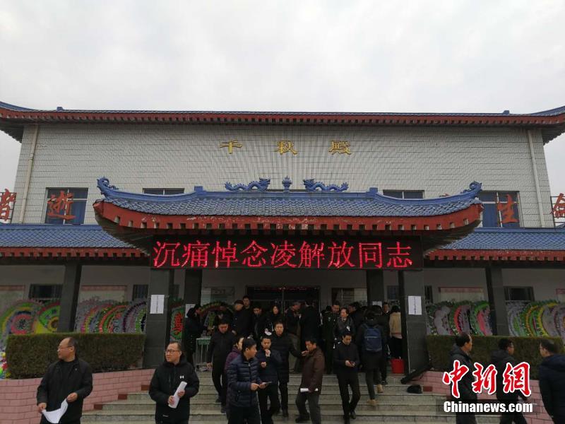 太仙了！蔡依林流“粉色眼淚”秀精致鎖骨