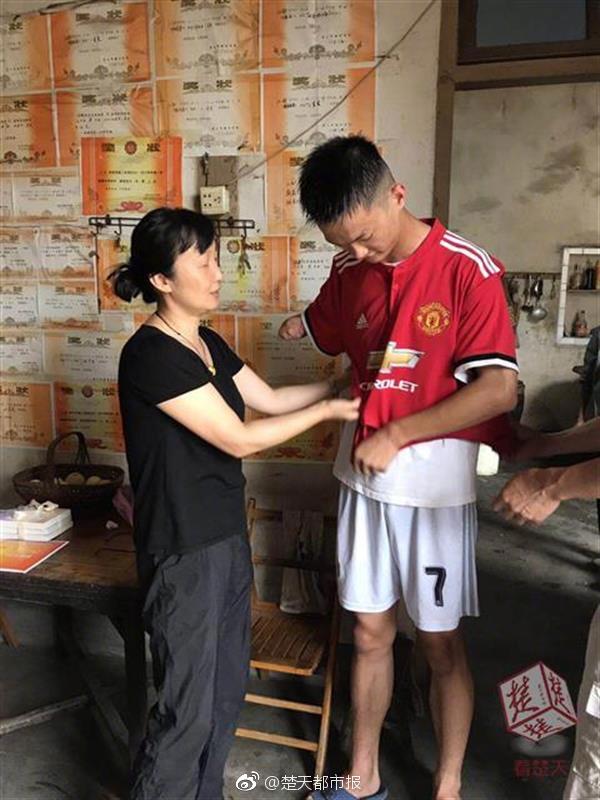 特朗普夫婦獨霸紅毯 日本網友炸了
