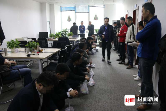 行李箱砸向老人一瞬間 小伙一把截住