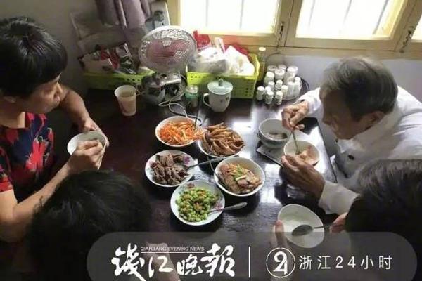 俄醉酒母親推嬰兒車(chē)橫穿公路 2歲寶寶瞬間被撞飛