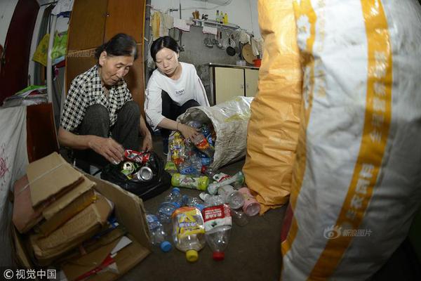 袁立曬“一家三口”合照疑似升級當媽？她只回復了3個字…