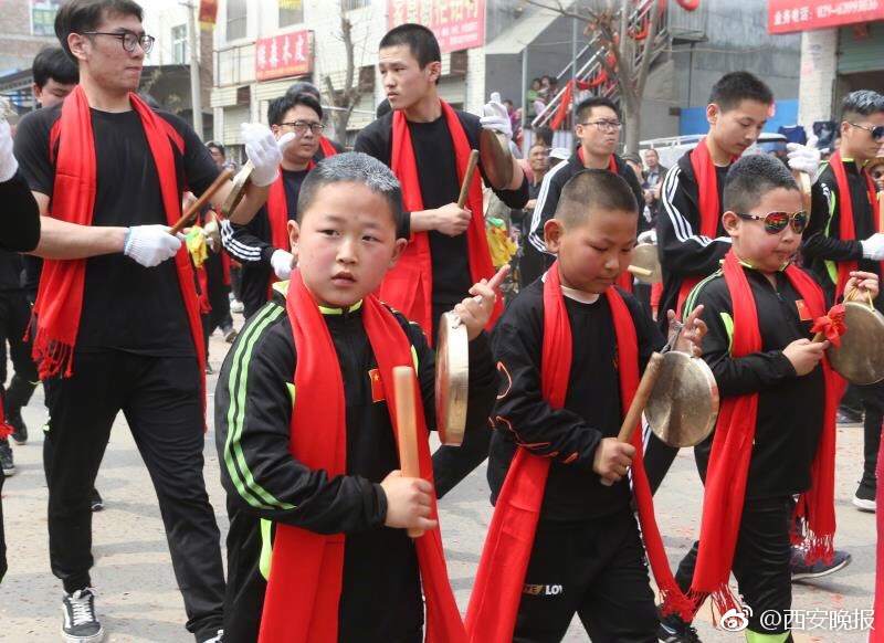 航拍韶關茶園 春季茶農采茶忙