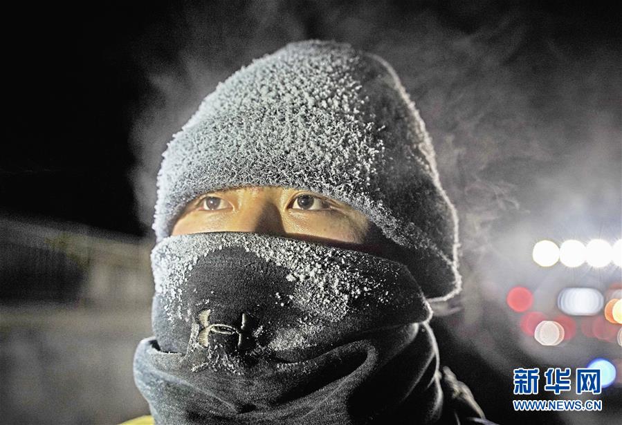 唐藝昕撇下男友張若昀，與張一山相約深夜檔看大片