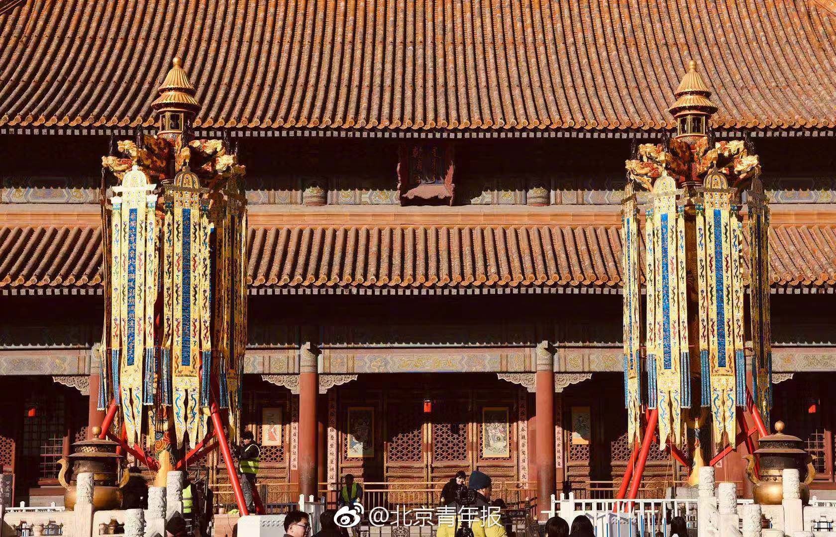 澳洲一大樹(shù)“哭泣”引百人膜拜 水務(wù)公司：水管...